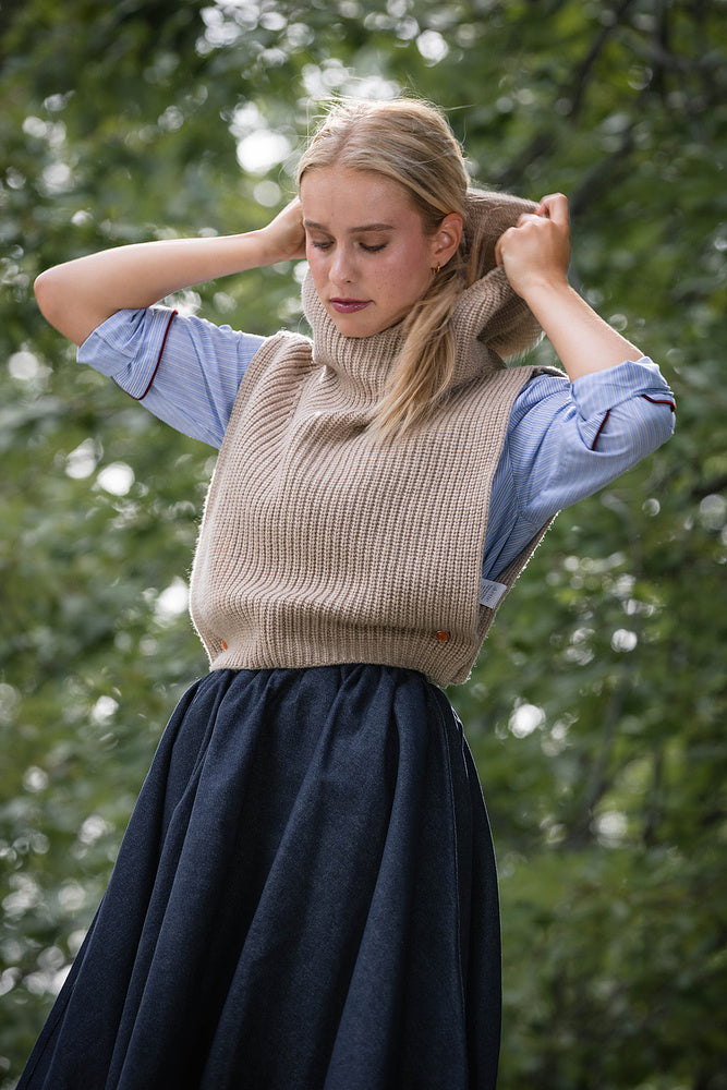 HOODED KNIT VEST