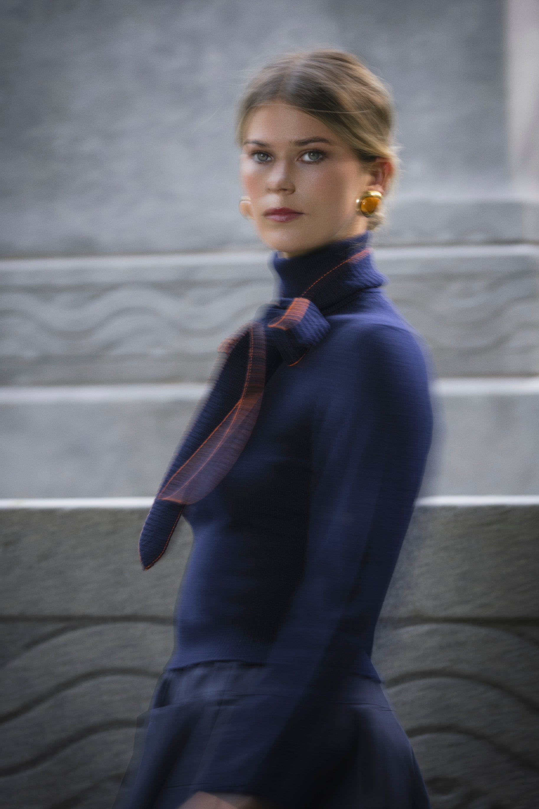 CONTRAST TIE CASHMERE SWEATER